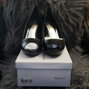 Black leather peep-toe pumps